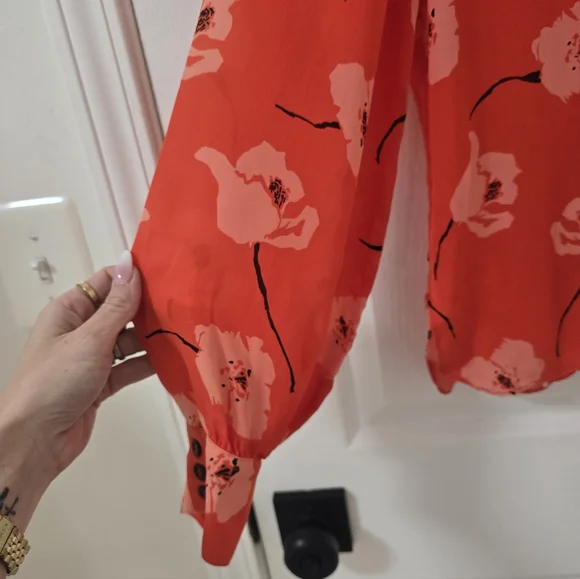 Carolina Herrera Silk Red Poppy Long Sleeve Button Down Top Size 8 - Picture 5 of 10